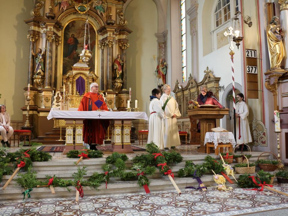 Übergabe Strickarbeit an Theresa Herzog
