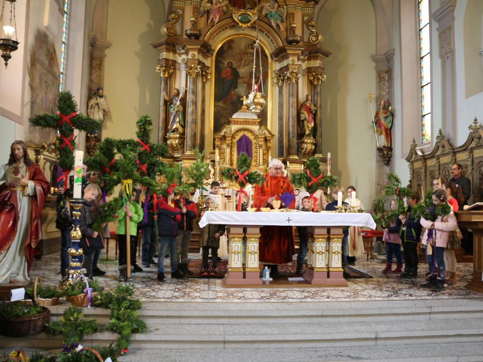 Lebensbäume am Altar