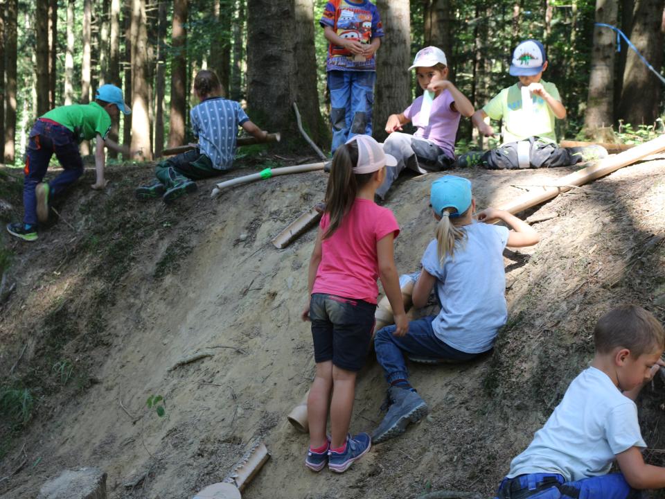 jeder ist beim Kügelibahnbau dabei