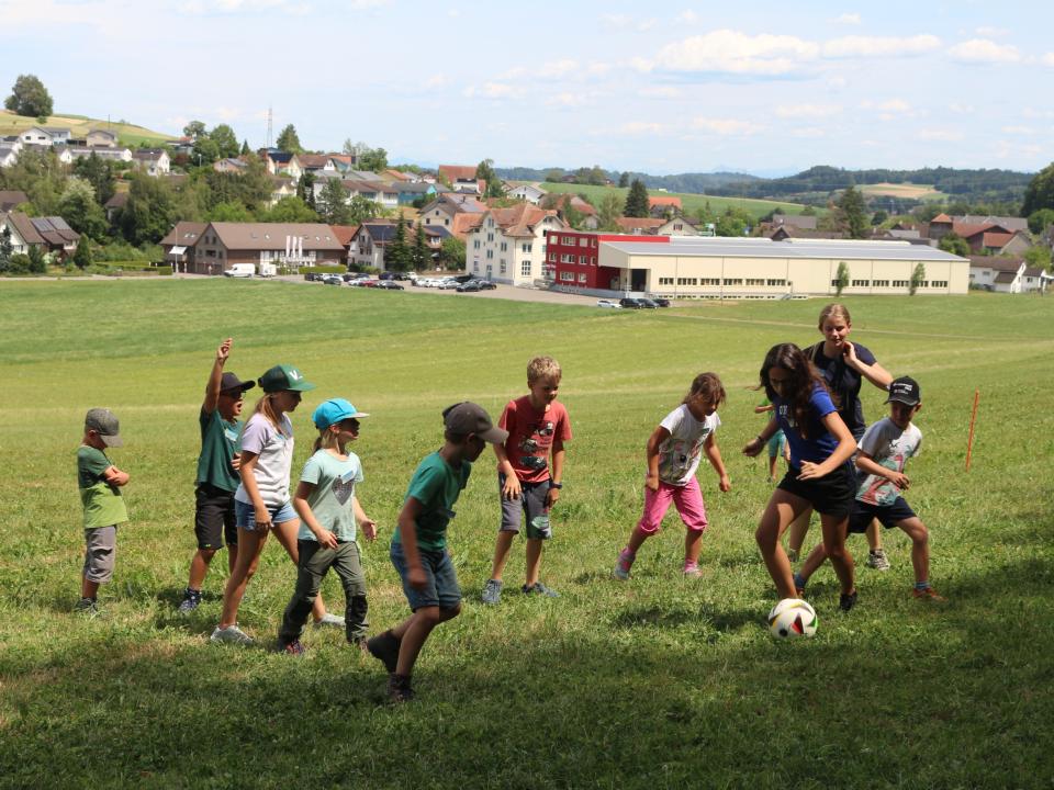gemeinsames Fussballspiel