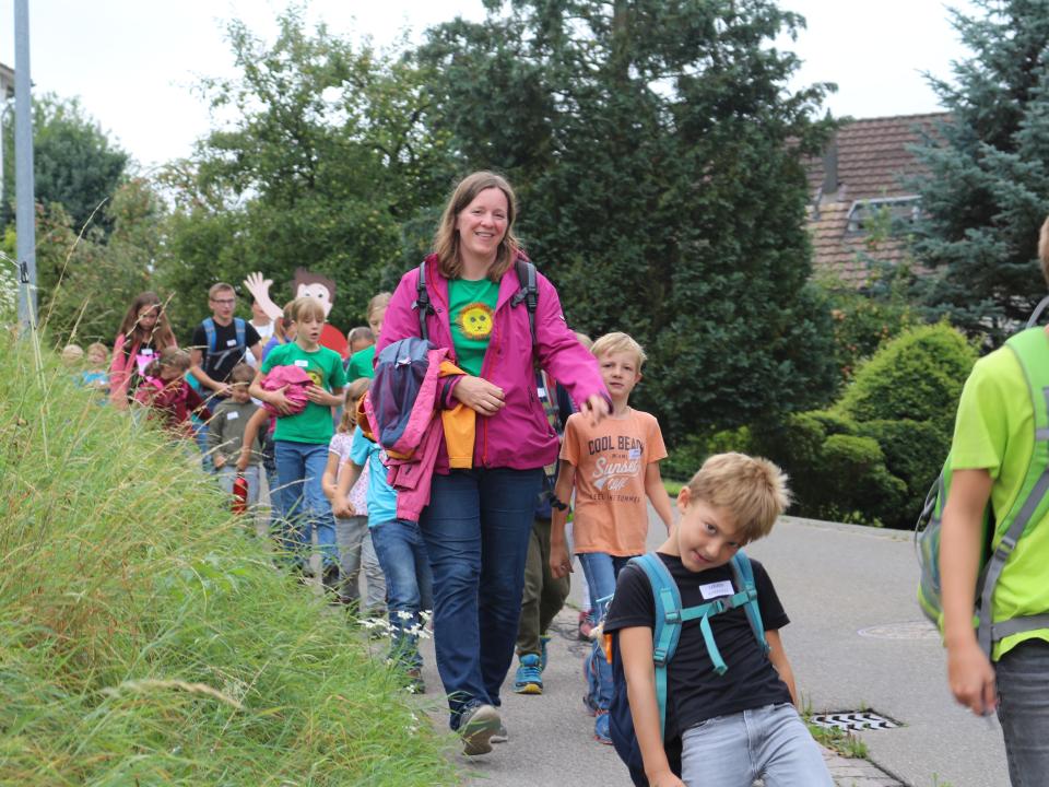 Wanderung zum Schulhaus vor dem Regen