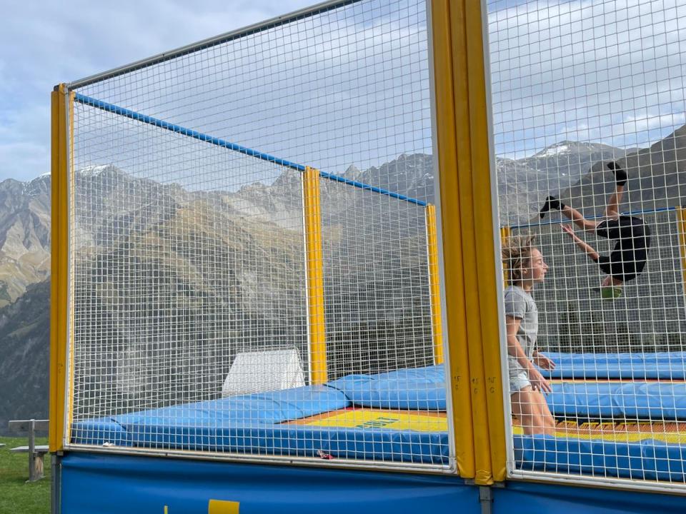 Trampolin springen an der Bergbahn