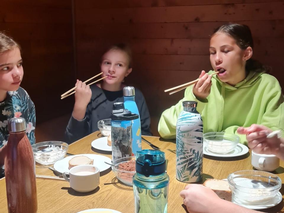 Birchermüesli mit Stäbli essen in China