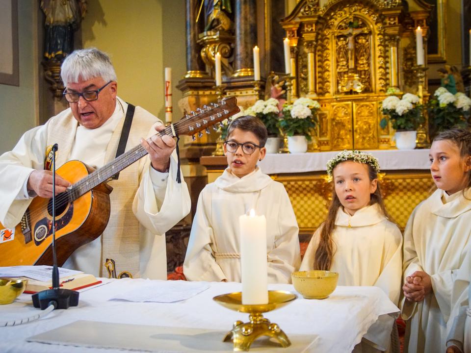 Pfarrer Marcel spielt Gitarre