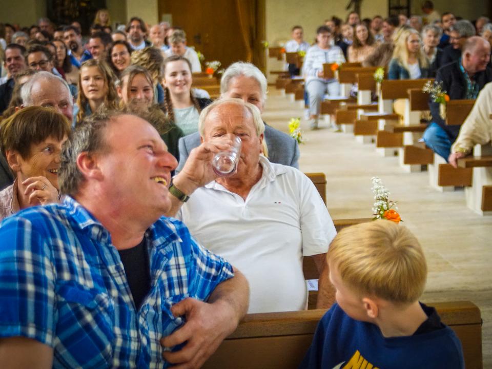 Durstige Gottesdienstbesucher