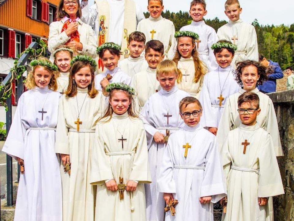 Gruppenbild vor der Kirche