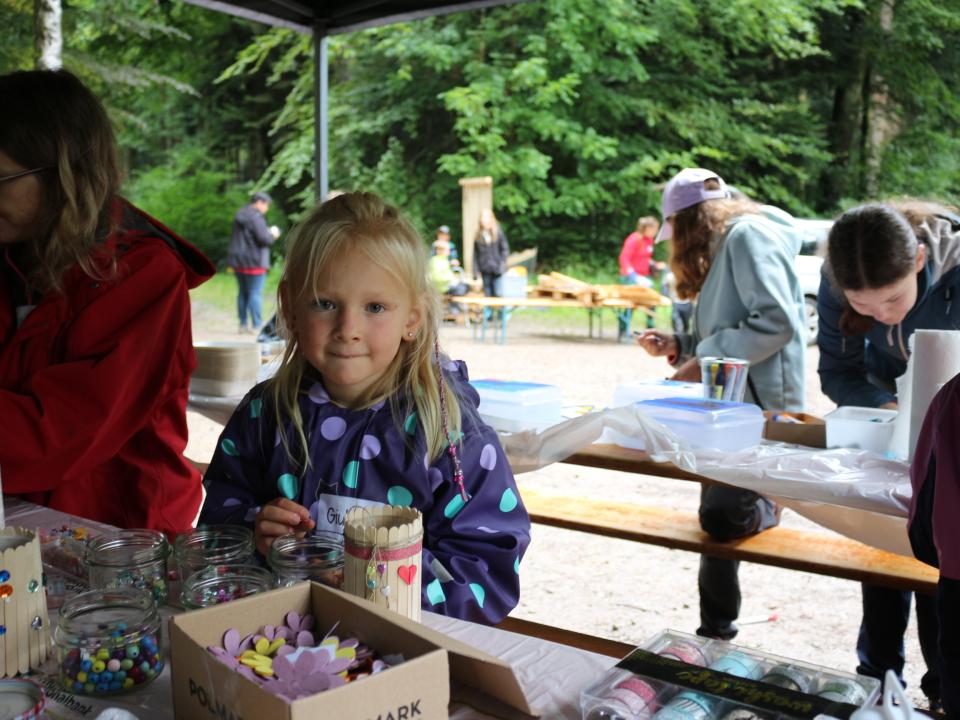 basteln unter dem Zelt