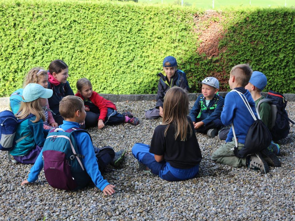 Jungleiter mit ihrer Sportgruppe