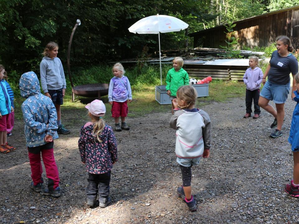 Kennenlernspiele mit Gross und Klein