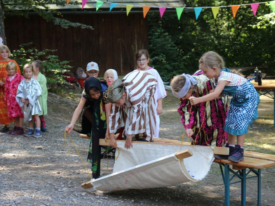 sie lassen Doron zu Jesus hinunter