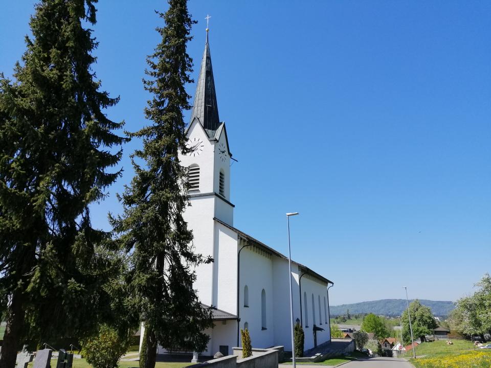 Kirche Bettwiesen mit Bäumen