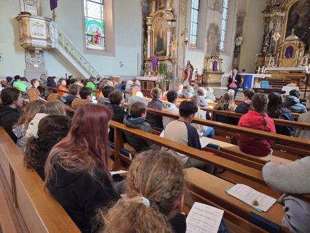 gemeinsamer Start in der Kirche