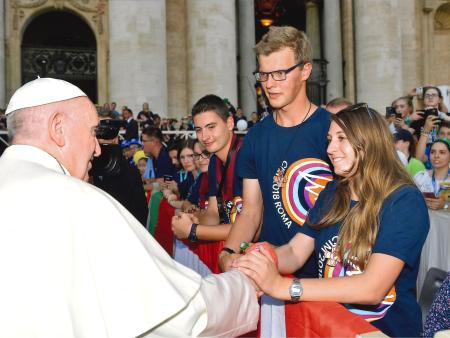 Papst Franziskus reicht Caroline Gilgen die Hand