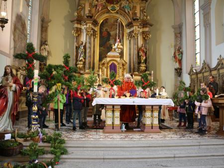 Lebensbäume am Altar