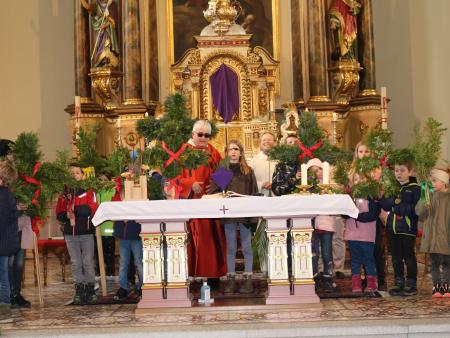 viele Palmkreuze am Altar