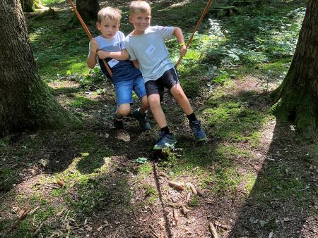 Schaukeln mit Freunden