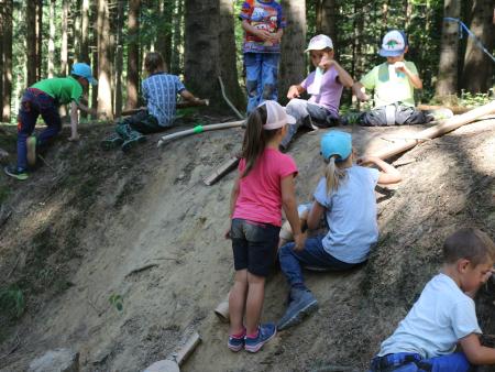 jeder ist beim Kügelibahnbau dabei