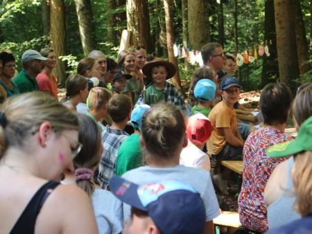 Noah begrüsst die Gäste