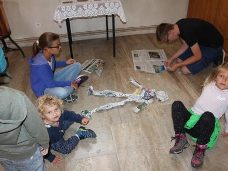 Aus Zeitungspapier einen Körper darstellen