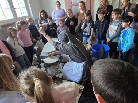 Besuch in der Hostienbäckerei mit den Erstkommunikanten
