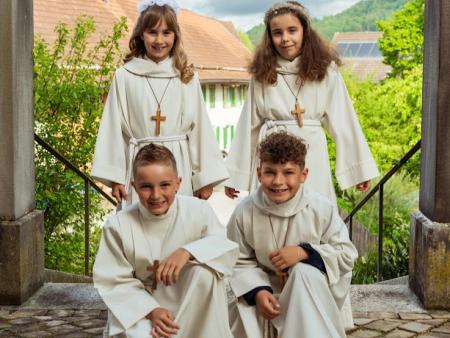 Gruppenfoto vor der Kirche