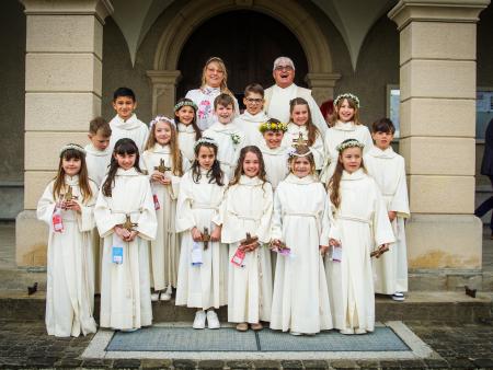 Gruppenfoto vor der Kirche