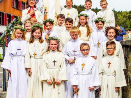 Gruppenbild vor der Kirche