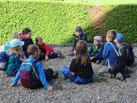 Jungleiter mit ihrer Sportgruppe