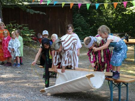 sie lassen Doron zu Jesus hinunter